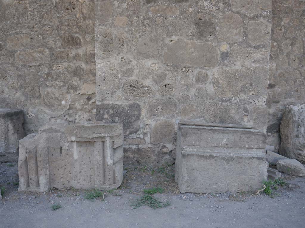 VII.7.32, Pompeii. September 2018. Decorative stonework against the east wall.
Foto Anne Kleineberg, ERC Grant 681269 DÉCOR.