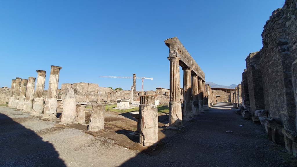 VII.7.32 Pompeii. July 2021. South portico, on left, and east portico on right, from south-east corner.
Foto Annette Haug, ERC Grant 681269 DÉCOR.