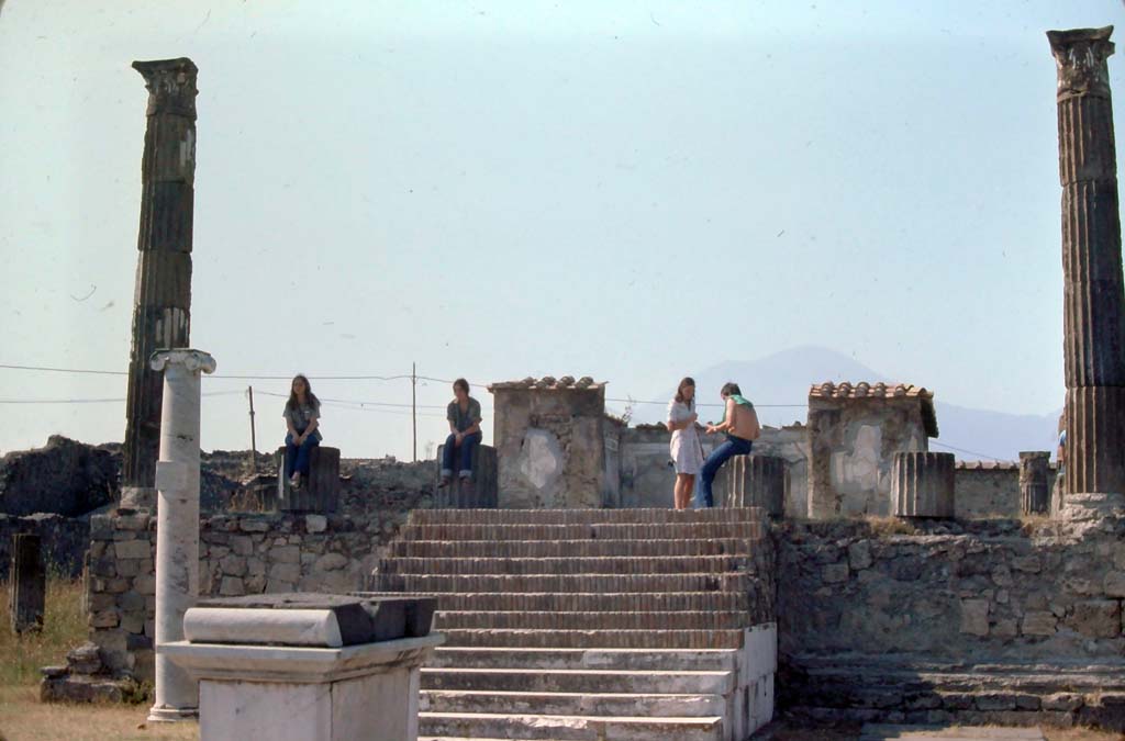 VII.7.32, Pompeii, 7th August 1976. Looking north from east side.
Photo courtesy of Rick Bauer, from Dr George Fay’s slides collection.