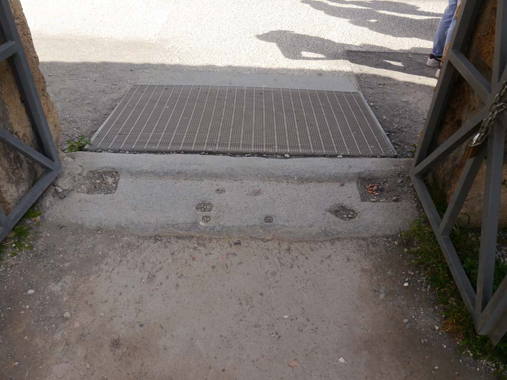 VII.7.32 Pompeii. March 2019. Looking east to Forum from doorway in north-east corner of Temple, detail of threshold.
Foto Anne Kleineberg, ERC Grant 681269 DÉCOR.