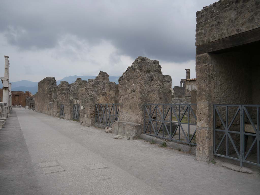 VII.7.32, Pompeii. September 2018. Looking south along west wall of Forum, east side of Temple of Apollo.
Foto Anne Kleineberg, ERC Grant 681269 DÉCOR.