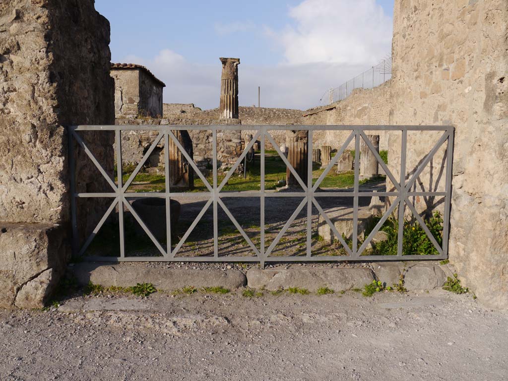VII.7.32 Pompeii. March 2019. “Closed doorway” from Temple to west side of Forum.
Foto Anne Kleineberg, ERC Grant 681269 DÉCOR.