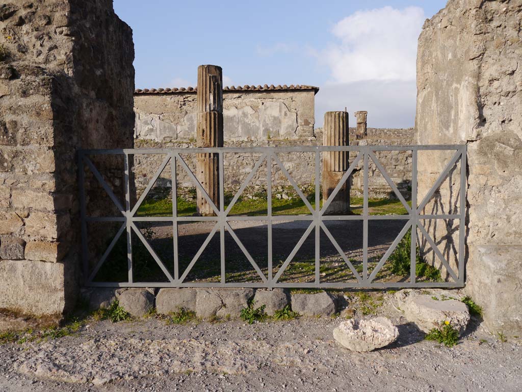 VII.7.32 Pompeii. March 2019. “Closed doorway” from west side of Forum into Temple.
Foto Anne Kleineberg, ERC Grant 681269 DÉCOR.