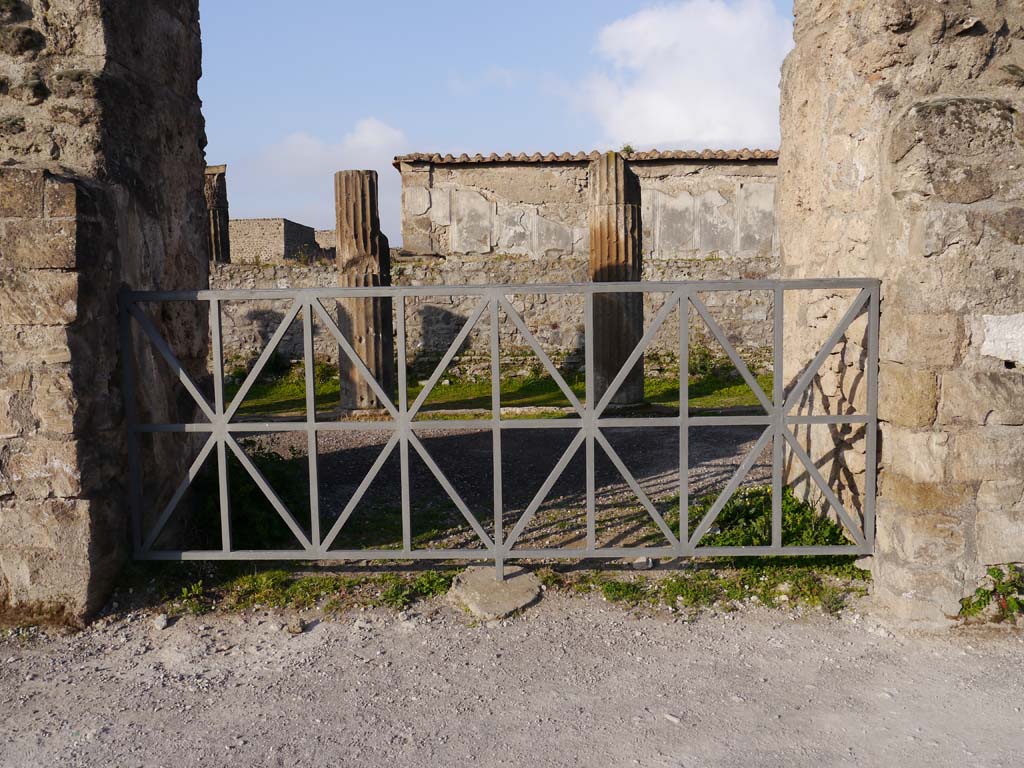 VII.7.32 Pompeii. March 2019. “Closed doorway” from Temple to west side of Forum.
Foto Anne Kleineberg, ERC Grant 681269 DÉCOR.