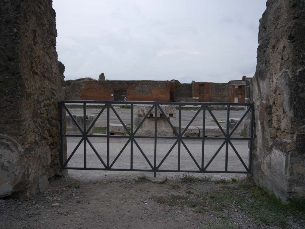 VII.7.32 Pompeii. September 2018. “Closed doorway” from Temple onto west side of Forum. Looking east.
Foto Anne Kleineberg, ERC Grant 681269 DÉCOR.
