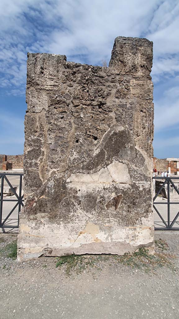 VII.7.32 Pompeii. September 2018.
Looking east to wall between entrances from interior of Temple, as in photo below.
Foto Anne Kleineberg, ERC Grant 681269 DÉCOR.