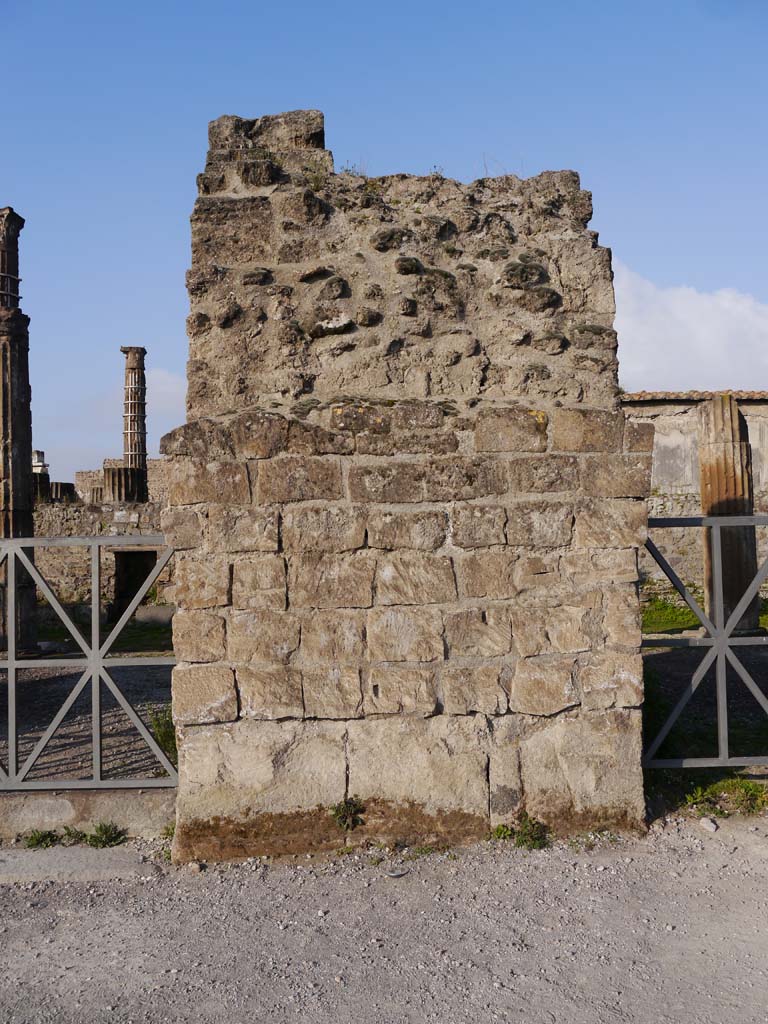 VII.7.32 Pompeii. March 2019. Stone pilaster between entrance doorways.
Foto Anne Kleineberg, ERC Grant 681269 DÉCOR.