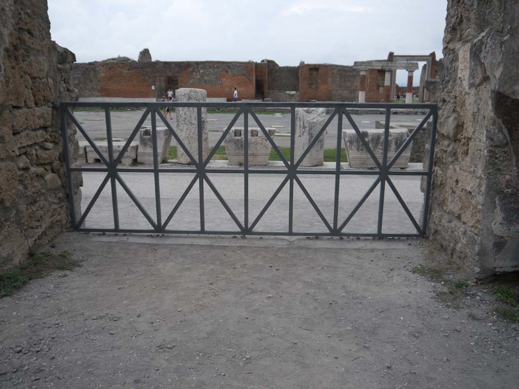 VII.7.32 Pompeii. September 2018. “Closed doorway” from Temple onto west side of Forum. Looking east.
Foto Anne Kleineberg, ERC Grant 681269 DÉCOR.