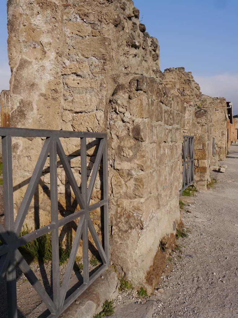 VII.7.32 Pompeii. March 2019. Looking north along west exterior wall in Forum.
Foto Anne Kleineberg, ERC Grant 681269 DÉCOR.
