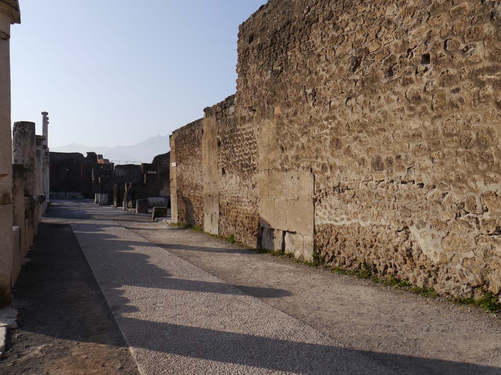 VII.7.32, Pompeii. March 2019. Exterior wall of Temple, on west side of Forum, looking south to junction with Via Marina.
Foto Anne Kleineberg, ERC Grant 681269 DÉCOR.