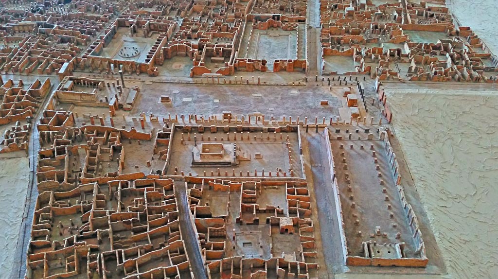 VII.7.32 Pompeii. 2016/2017.
Model of Temple of Apollo, lower centre, from model in Naples Archaeological Museum.
Above it, in the centre, is the Forum, on the right is the Basilica. Photo courtesy of Giuseppe Ciaramella