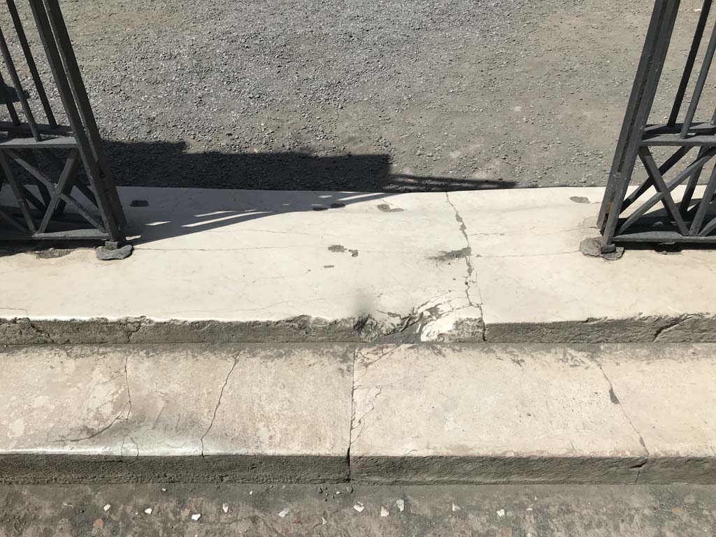 VII.7.32 Pompeii. April 2019. Entrance step and threshold. Photo courtesy of Rick Bauer.