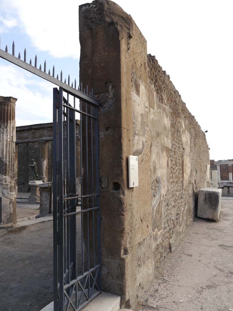 VII.7.32, Pompeii. September 2018. Looking towards east side of doorway and along exterior south wall.
Foto Anne Kleineberg, ERC Grant 681269 DÉCOR.