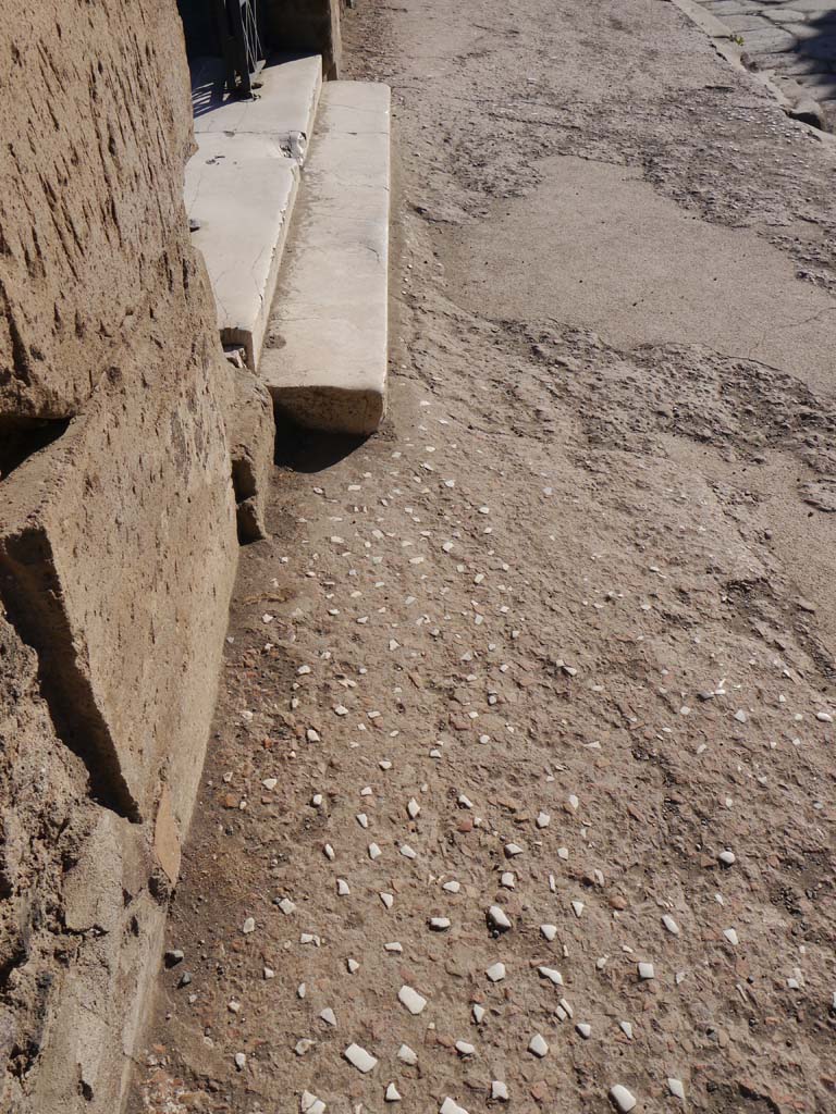 VII.7.32, Pompeii. September 2018. Looking east along doorway threshold on Via Marina.
Foto Anne Kleineberg, ERC Grant 681269 DÉCOR.