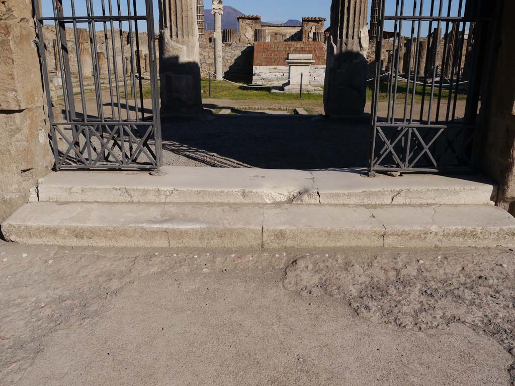 VII.7.32, Pompeii. September 2018. Looking north to threshold of doorway from Via Marina.
Foto Anne Kleineberg, ERC Grant 681269 DÉCOR.