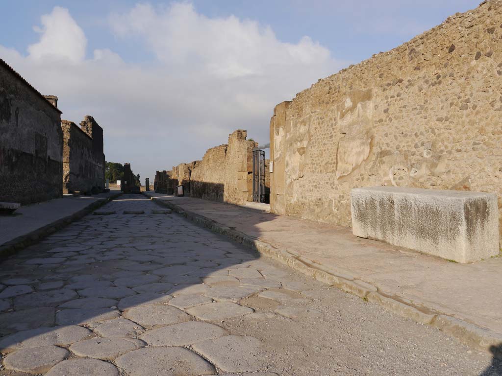 VII.7.32, Pompeii. March 2019. Looking west along Via Marina between VIII.1.2, on left, and VII.7.32, on right.
Foto Anne Kleineberg, ERC Grant 681269 DÉCOR.