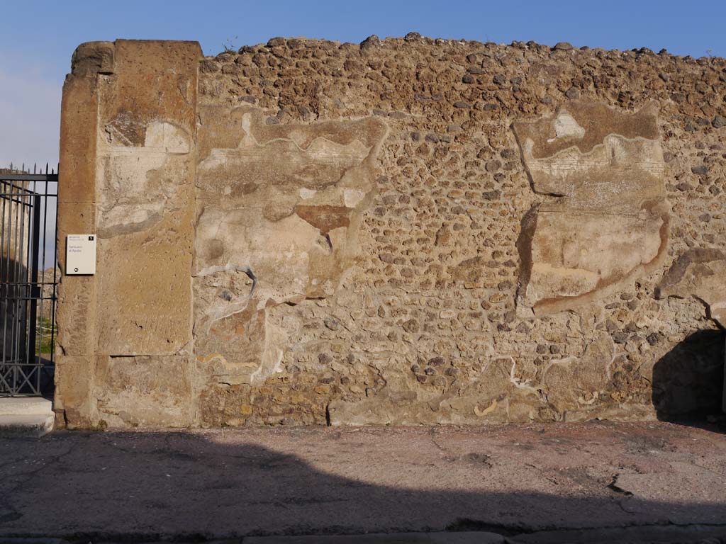 VII.7.32, Pompeii. March 2019. East side of entrance doorway on Via Marina.
Foto Anne Kleineberg, ERC Grant 681269 DÉCOR.
.