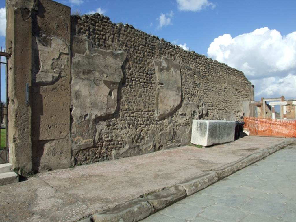 VII.7.32 Pompeii. March 2009. East wall at side of entrance doorway on Via Marina.