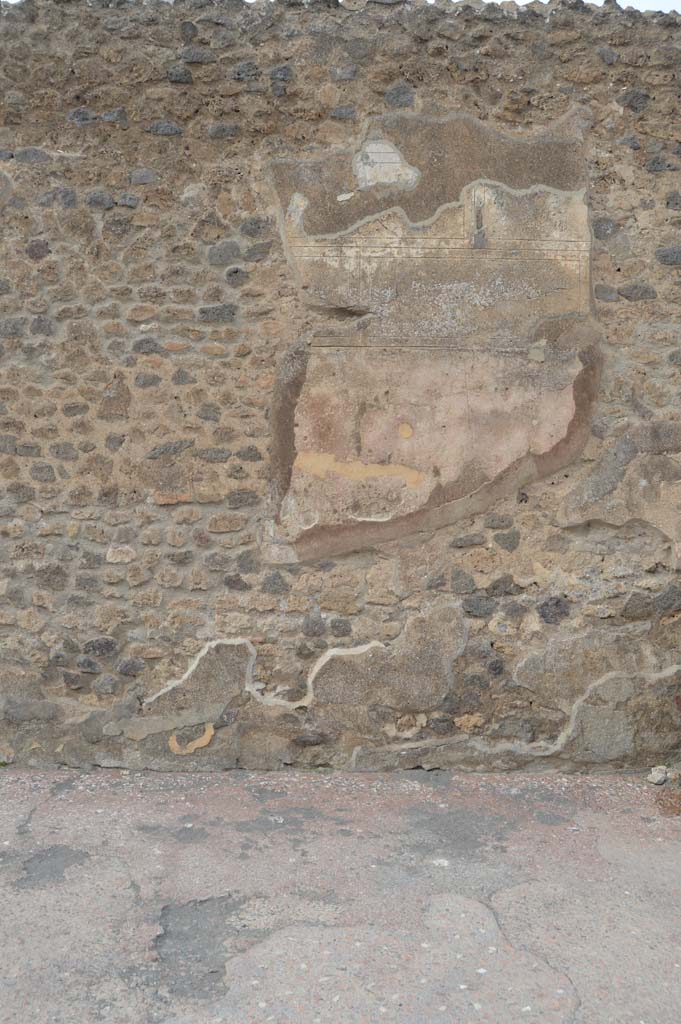VII.7.32 Pompeii. March 2019. Remains of plaster on east wall at side of entrance doorway.
Foto Taylor Lauritsen, ERC Grant 681269 DÉCOR.