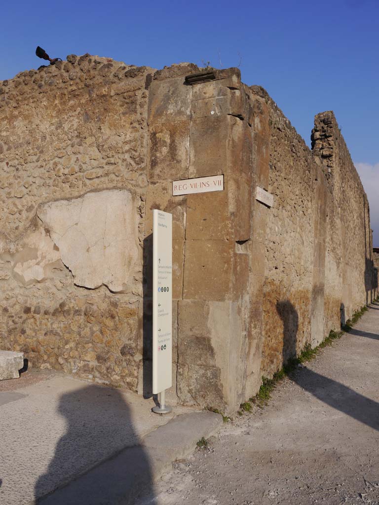 VII.7.32, Pompeii. March 2019.
Looking north to corner junction between Via Marina, on left, and Forum (wall of Temple of Apollo), on right.
Foto Anne Kleineberg, ERC Grant 681269 DÉCOR.