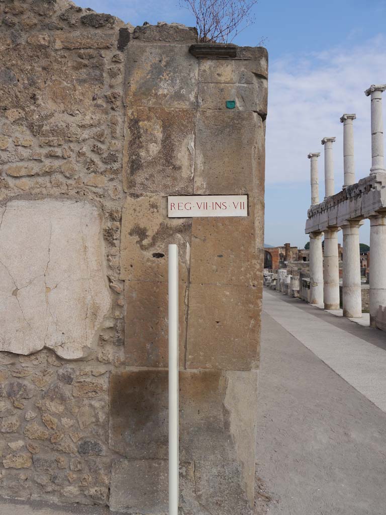 VII.7.32, Pompeii. September 2018.
Looking north to corner pilaster in south-east corner of Temple, with Forum, on right.
Foto Anne Kleineberg, ERC Grant 681269 DÉCOR.