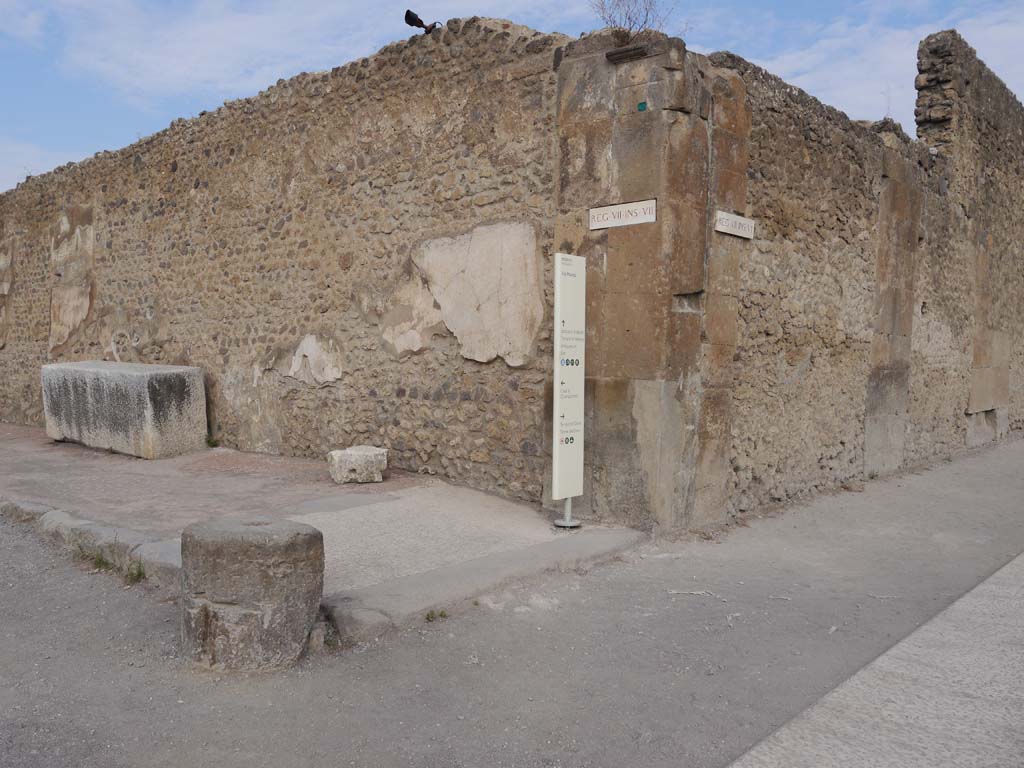 VII.7.32, Pompeii. September 2018. Looking west from Forum towards south-east corner of Temple.
Foto Anne Kleineberg, ERC Grant 681269 DÉCOR.
