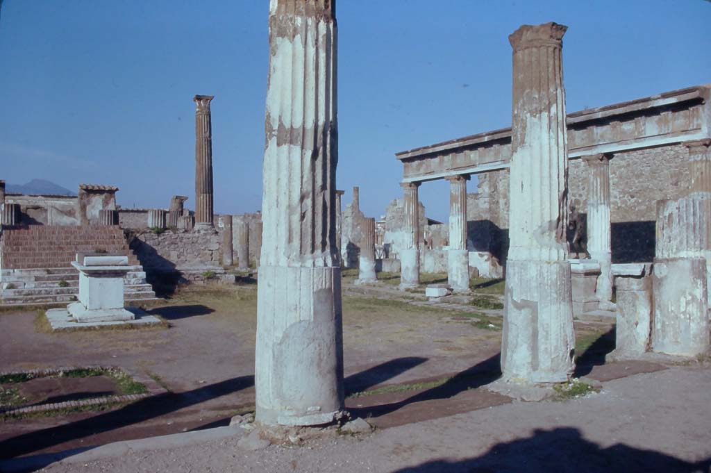 VII.7.32 Pompeii. December 1968. Looking north-east from entrance doorway. Photo courtesy of Rick Bauer.