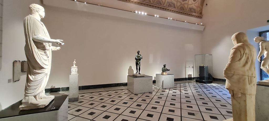 VII.7.32 Pompeii. April 2023.
Looking across one of the “Campania Romana” galleries in Naples Archaeological Museum with statues from the Temple.
Photo courtesy of Giuseppe Ciaramella.