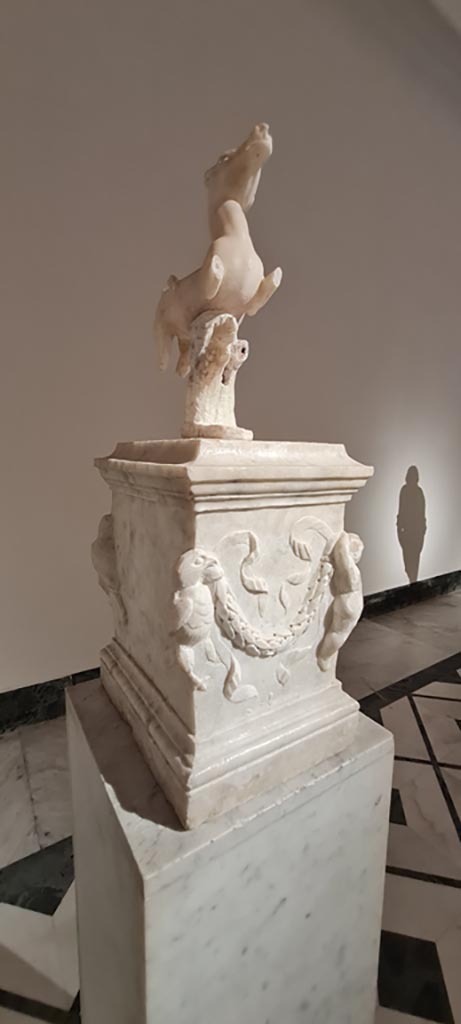 VII.7.32 Pompeii. April 2023.
Side of statuette and base. Photo courtesy of Giuseppe Ciaramella.