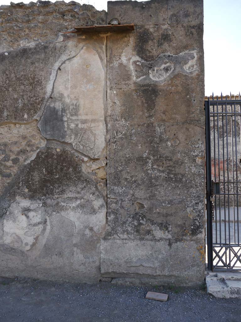 VII.7.32, Pompeii. September 2018. Interior south wall on east side of entrance doorway.
Foto Anne Kleineberg, ERC Grant 681269 DÉCOR.