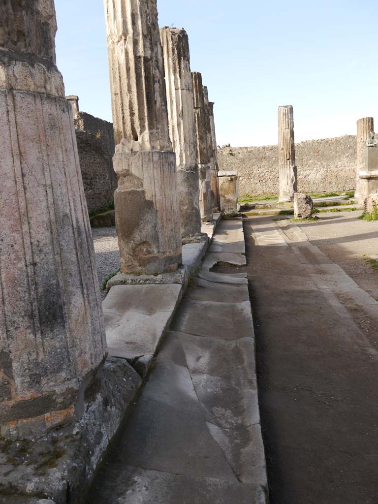 VII.7.32 Pompeii. March 2019. Looking west across well-trodden steps at south end.
Foto Anne Kleineberg, ERC Grant 681269 DÉCOR.