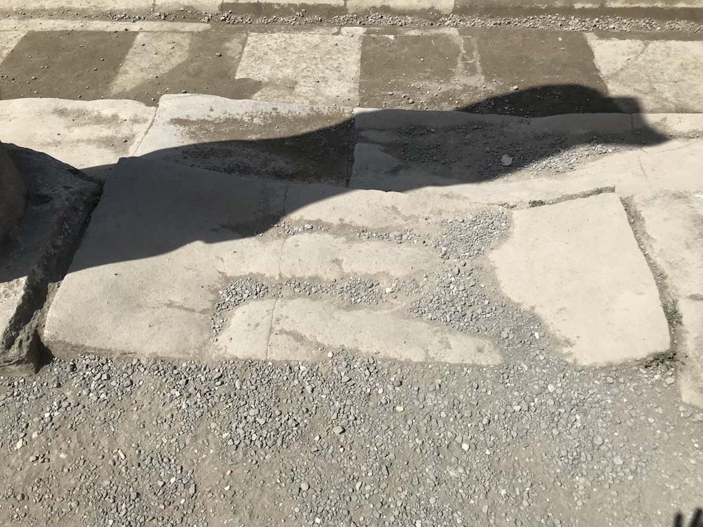VII.7.32 Pompeii. April 2019. Detail of well-trodden step at east end of south end of temple.
Photo courtesy of Rick Bauer.