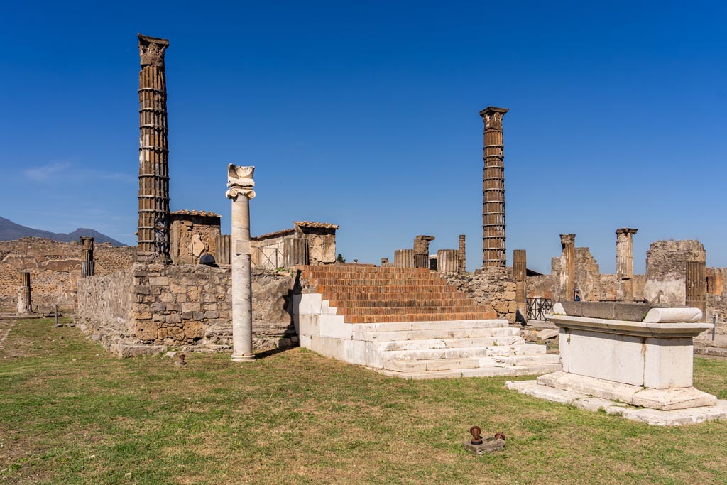 VII.7.32 Pompeii. October 2023.
Looking towards sundial, steps to Temple podium and altar, from south-west corner. Photo courtesy of Johannes Eber.