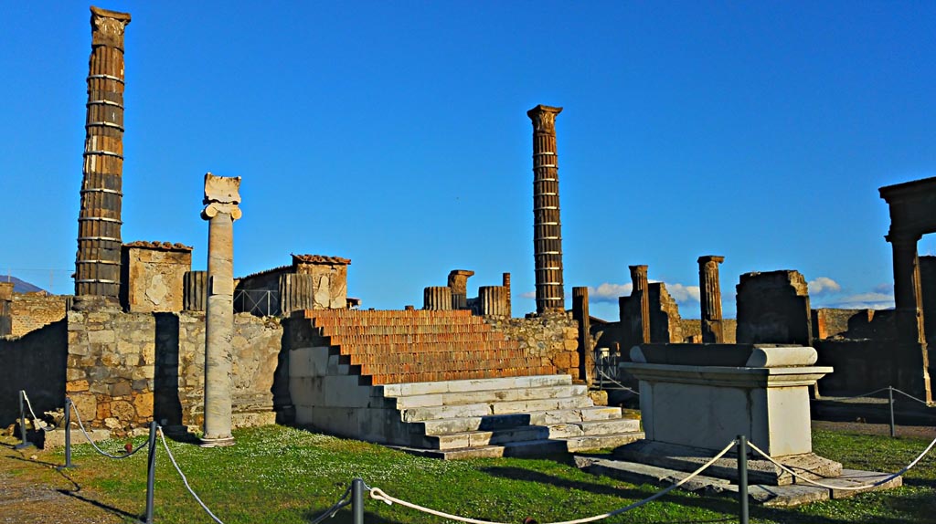 VII.7.32 Pompeii. December 2019.
Looking north-east towards podium from south-west corner. Photo courtesy of Giuseppe Ciaramella.