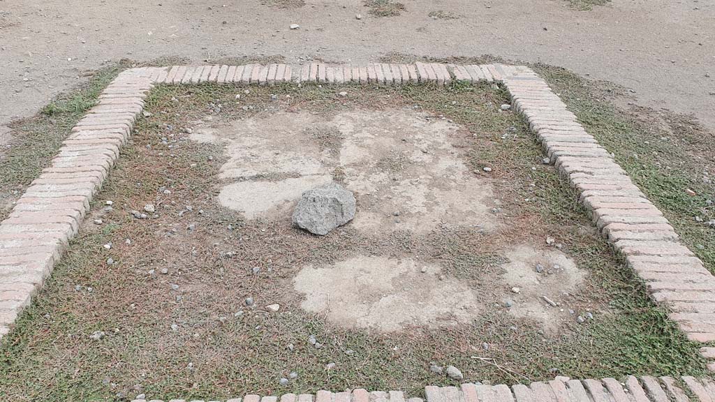 VII.7.32 Pompeii. August 2021. Brick-edged area on south side of altar.
Foto Annette Haug, ERC Grant 681269 DÉCOR.