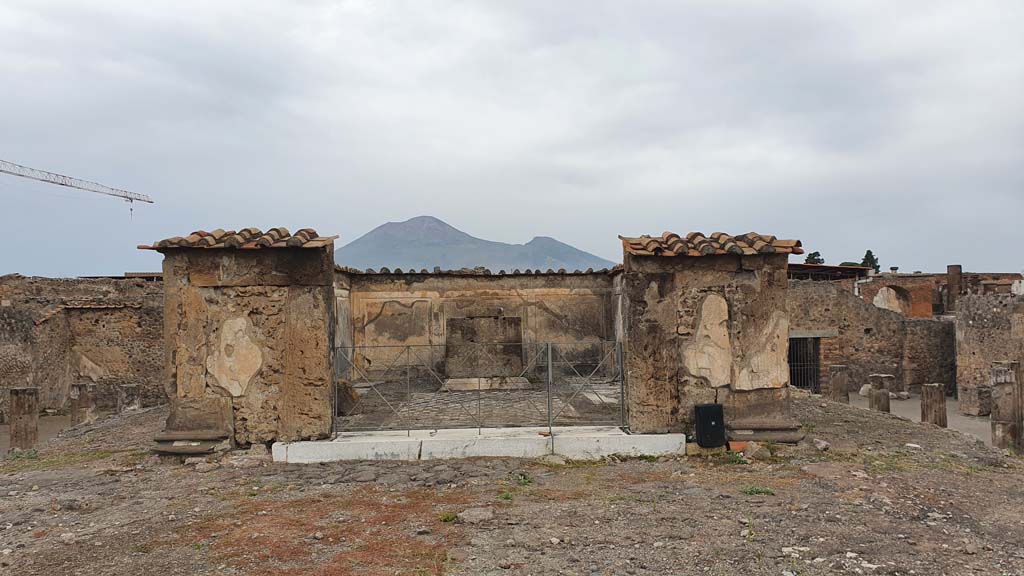 VII.7.32 Pompeii. August 2021. Looking north to cella from podium at top of stairs.
Foto Annette Haug, ERC Grant 681269 DÉCOR.