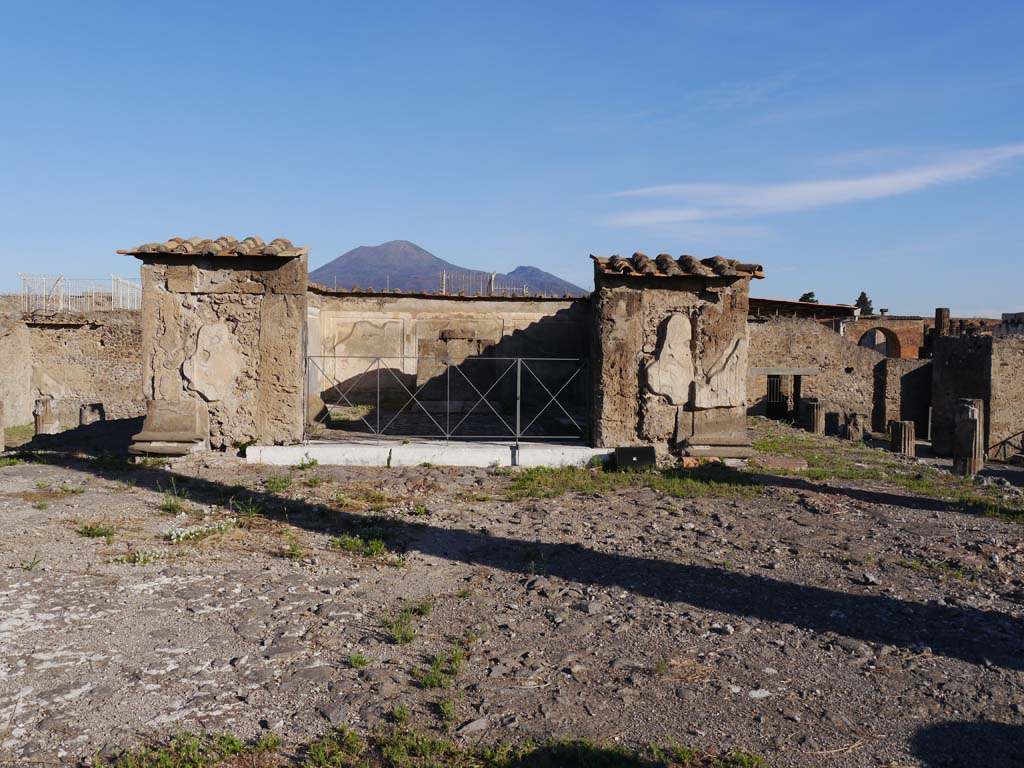 VII.7.32, Pompeii. September 2018. Looking north to cella from podium at top of stairs.
Foto Anne Kleineberg, ERC Grant 681269 DÉCOR.