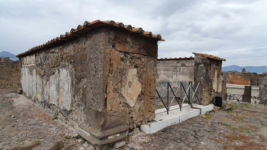 VII.7.32 Pompeii. August 2021. Looking north-east across south side of cella with entrance doorway.
Foto Annette Haug, ERC Grant 681269 DÉCOR.
