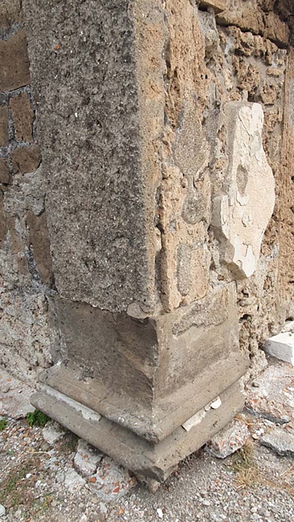 VII.7.32 Pompeii. August 2021. Detail from exterior south-west corner of cella.
Foto Annette Haug, ERC Grant 681269 DÉCOR.