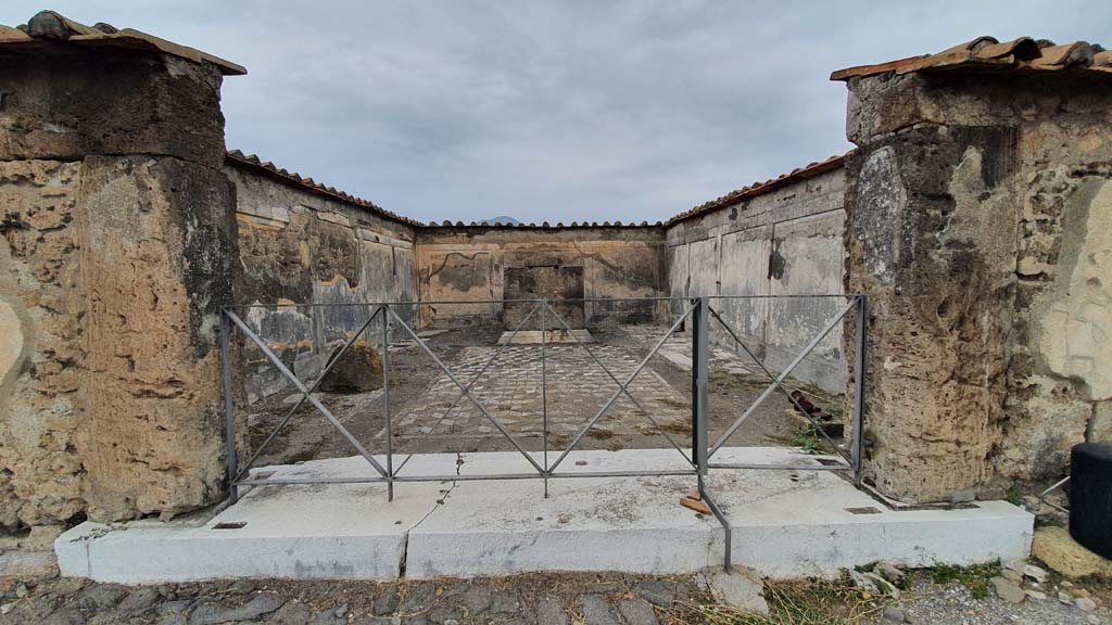 VII.7.32 Pompeii. August 2021. Looking north through doorway into cella.
Foto Annette Haug, ERC Grant 681269 DÉCOR.