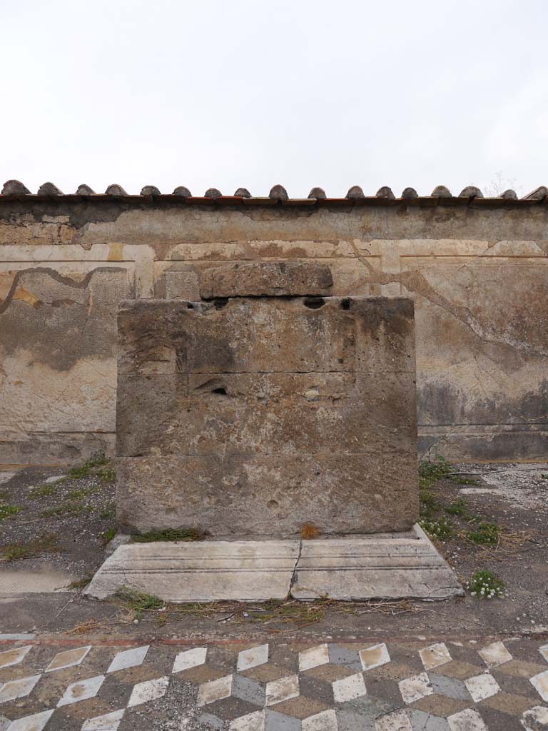 VII.7.32, Pompeii. September 2018. Looking north to altar in cella.
Foto Anne Kleineberg, ERC Grant 681269 DÉCOR.