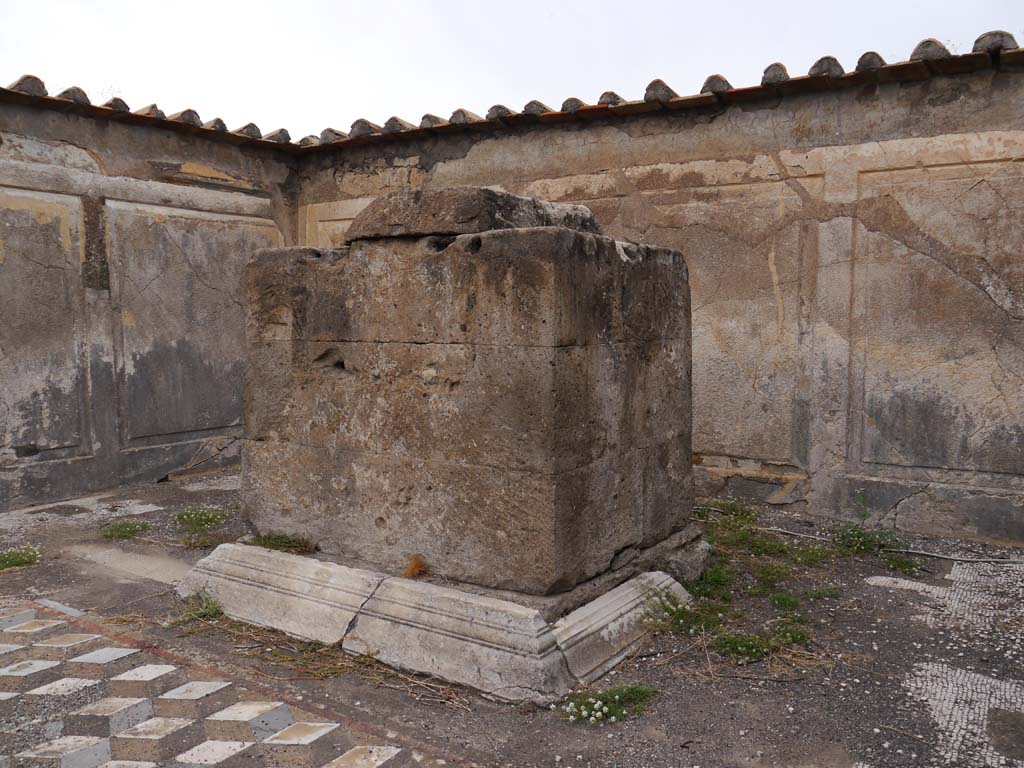 VII.7.32, Pompeii. September 2018. Looking north-west towards altar in cella.
Foto Anne Kleineberg, ERC Grant 681269 DÉCOR.