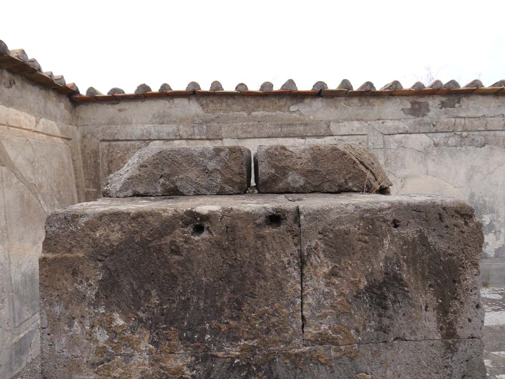 VII.7.32, Pompeii. September 2018. Looking east in cella with detail of altar
Foto Anne Kleineberg, ERC Grant 681269 DÉCOR.