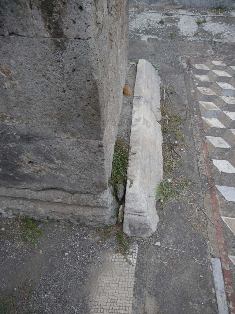 VII.7.32, Pompeii. September 2018. Looking east along south side of base.
Foto Anne Kleineberg, ERC Grant 681269 DÉCOR.