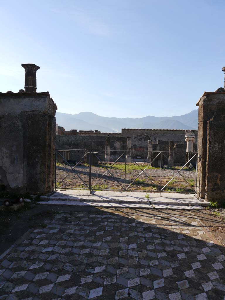 VII.7.32, Pompeii. September 2018. Looking south across cella towards podium.
Foto Anne Kleineberg, ERC Grant 681269 DÉCOR.