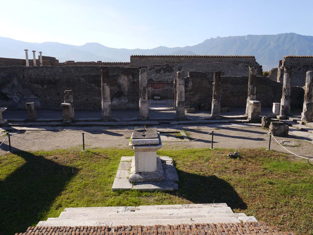 VII.7.32, Pompeii. September 2018. Looking south from top of steps of podium, towards Temple entrance doorway.
Foto Anne Kleineberg, ERC Grant 681269 DÉCOR.