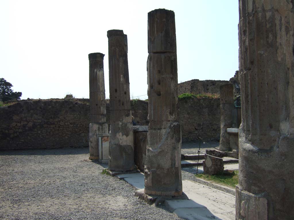 VII.7.32 Pompeii. May 2006. South-west corner, looking west.