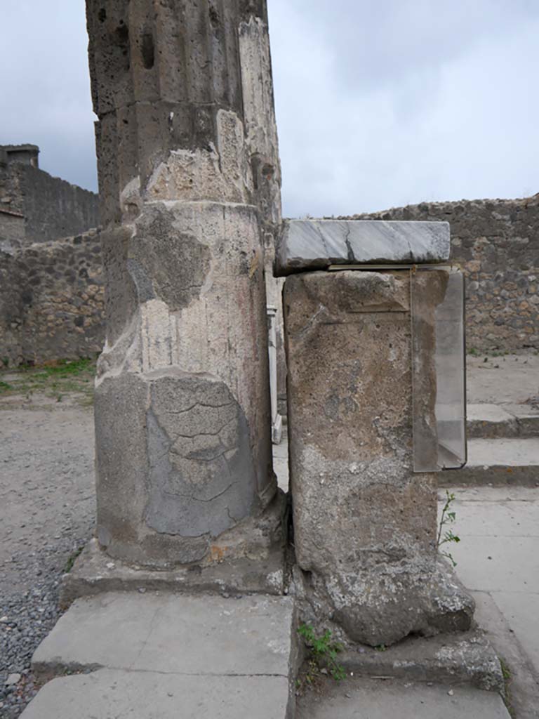 VII.7.32 Pompeii. September 2018. East side of statue base with inscription.
Foto Annette Haug, ERC Grant 681269 DÉCOR.