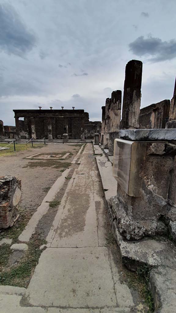 VII.7.32 Pompeii. August 2021.
Looking east across south side from statue base with inscription.
Foto Annette Haug, ERC Grant 681269 DÉCOR.
