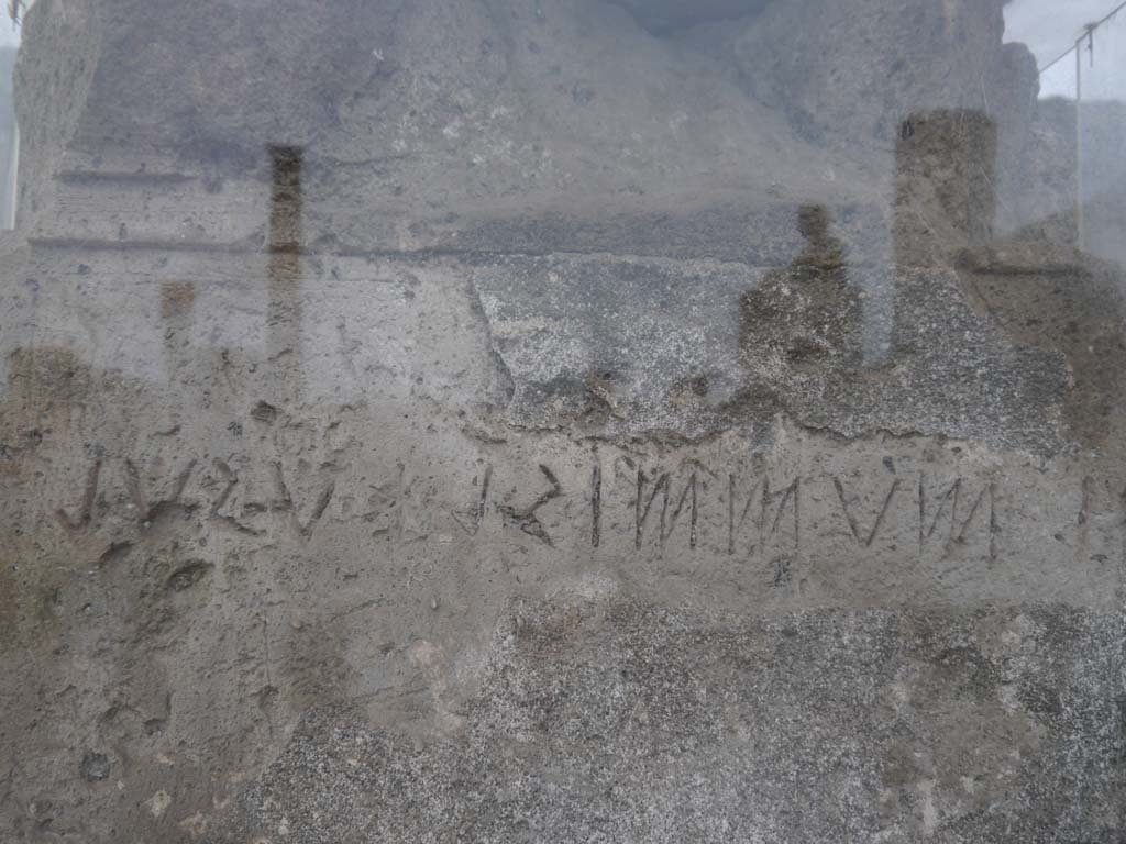 VII.7.32, Pompeii. September 2018. Remains of an inscription, in south-west corner.
Foto Anne Kleineberg, ERC Grant 681269 DÉCOR.